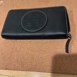 Tory Burch black leather women’s perforated logo flat wallet style 36730